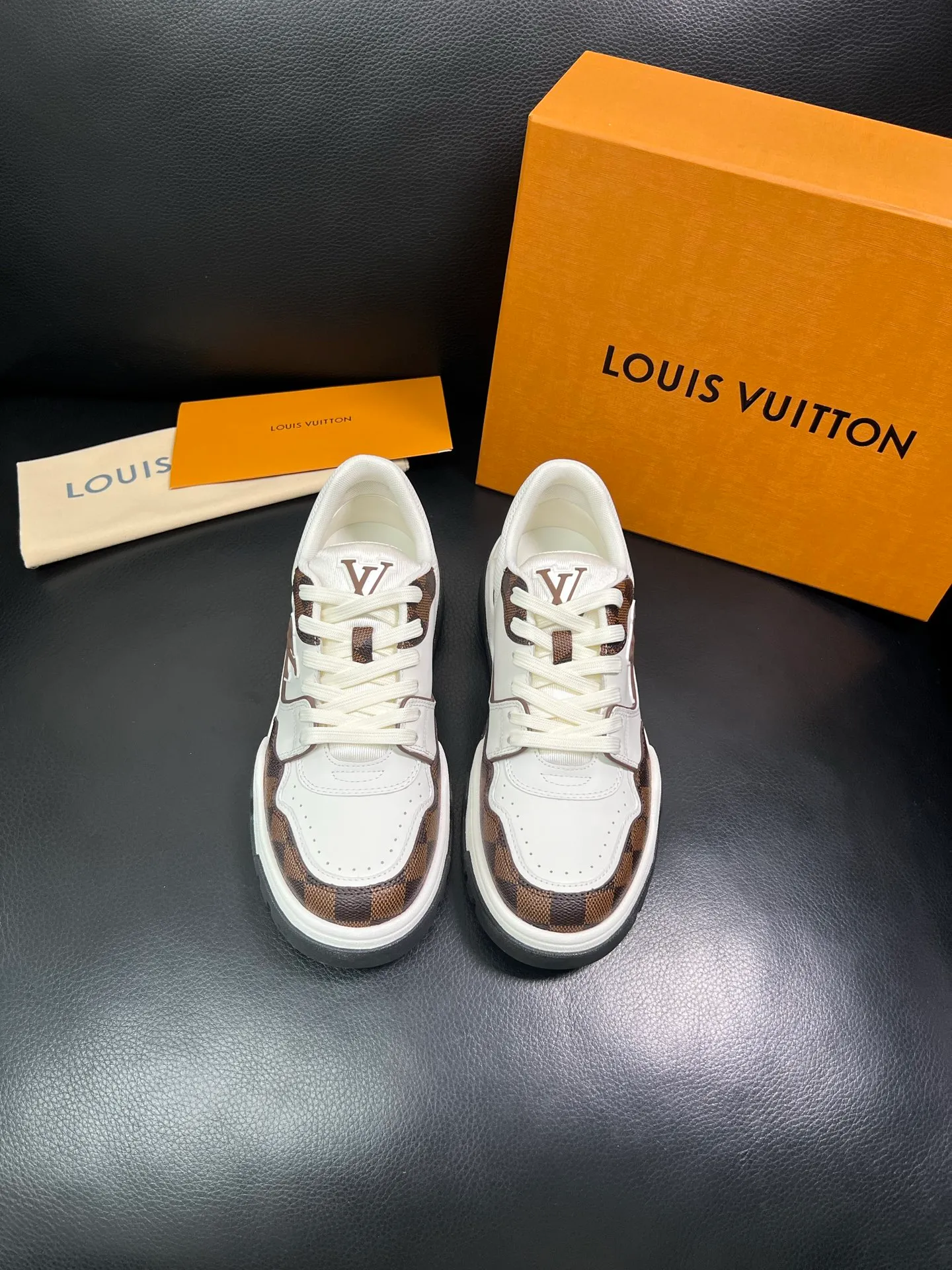 Men's shoes 💰900 Lv top purchase Louis Vuitton, counter synchronization, uppers imported from Italy cowhide, imported mesh padding soft and comfortable, soles: original soles specially provided by the original factory, T men's shoes 💰U exclusive movable molded soles super comfortable, original factory and single goods, high quality, welcome to compare, code number 38-44 (customized 45) 85883